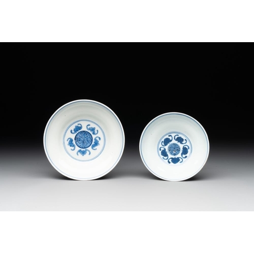 426 - A collection of 22 Chinese blue and white wares, Ruo Shen Zhen Cang mark, 19/20th C.Dia.: 8,8 cm - H... 