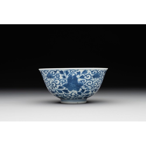 428 - A Chinese blue and white 'peony scroll' bowl, Guangxu mark and of the periodDia.: 12,2 cm - H.: 6 cm... 