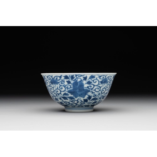 428 - A Chinese blue and white 'peony scroll' bowl, Guangxu mark and of the periodDia.: 12,2 cm - H.: 6 cm... 