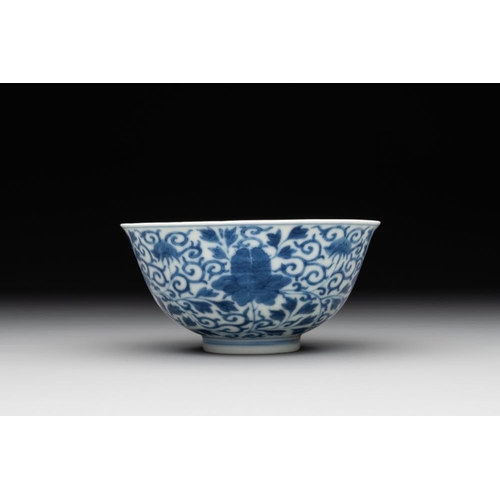 428 - A Chinese blue and white 'peony scroll' bowl, Guangxu mark and of the periodDia.: 12,2 cm - H.: 6 cm... 