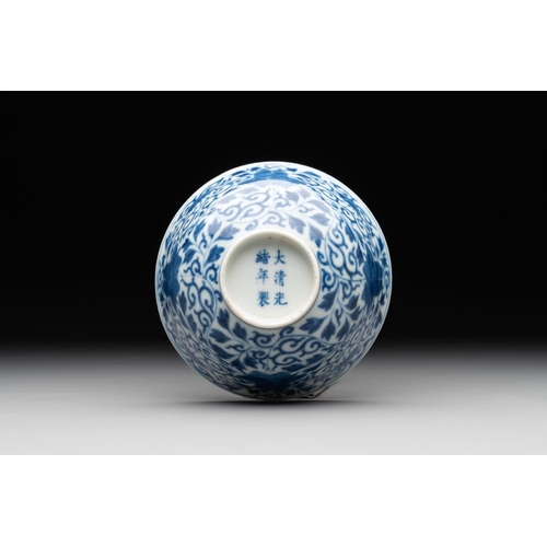 428 - A Chinese blue and white 'peony scroll' bowl, Guangxu mark and of the periodDia.: 12,2 cm - H.: 6 cm... 