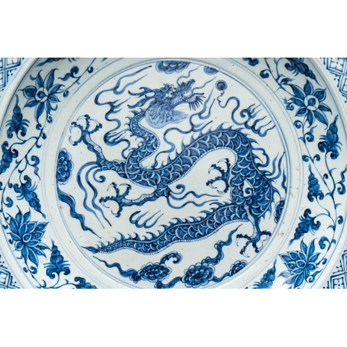 429 - A large Chinese blue and white Yuan-style 'dragon' dish, probably 19th C.Dia.: 44,8 cm
Provenance:- ... 