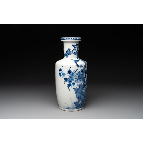 430 - A Chinese blue and white vase with birds among flowering branches, 19th C.H.: 34,5 cm... 