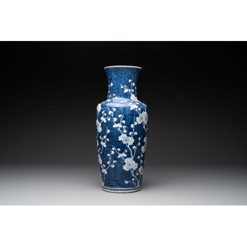 432 - A Chinese blue and white 'prunus on breaking ice' vase, 19th C.H.: 45,5 cm