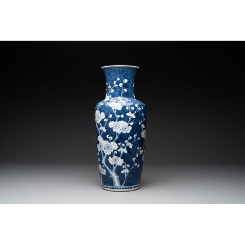 432 - A Chinese blue and white 'prunus on breaking ice' vase, 19th C.H.: 45,5 cm