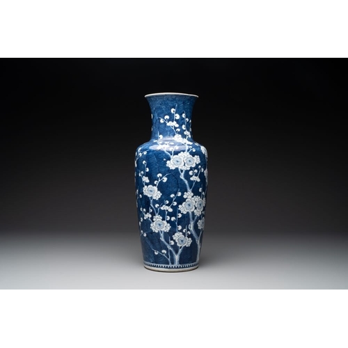 432 - A Chinese blue and white 'prunus on breaking ice' vase, 19th C.H.: 45,5 cm