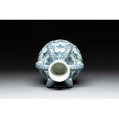 433 - A Chinese blue and white Ming-style 'Buddhist lion' vessel, 20th C.H.: 28,5 cm