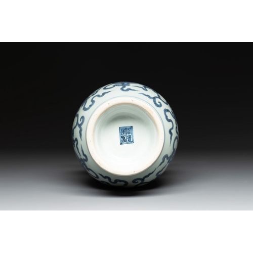 433 - A Chinese blue and white Ming-style 'Buddhist lion' vessel, 20th C.H.: 28,5 cm