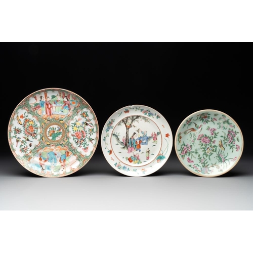 437 - A varied collection of 14 Chinese famille rose and monochrome wares, 19/20th C.H.: 54,5 cm (the larg... 