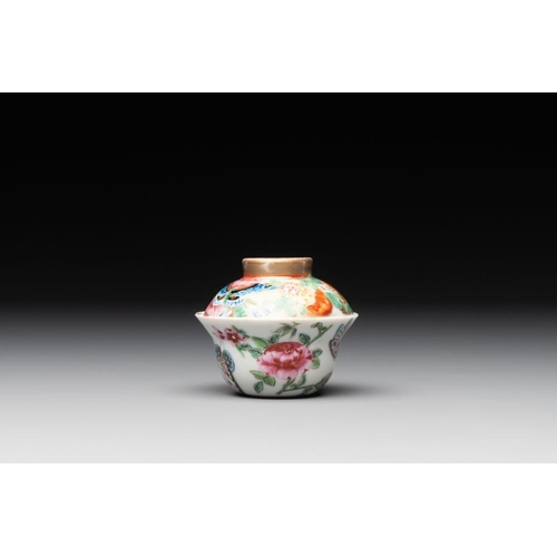 437 - A varied collection of 14 Chinese famille rose and monochrome wares, 19/20th C.H.: 54,5 cm (the larg... 