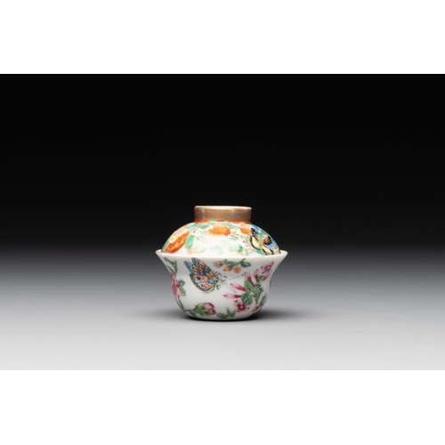 437 - A varied collection of 14 Chinese famille rose and monochrome wares, 19/20th C.H.: 54,5 cm (the larg... 