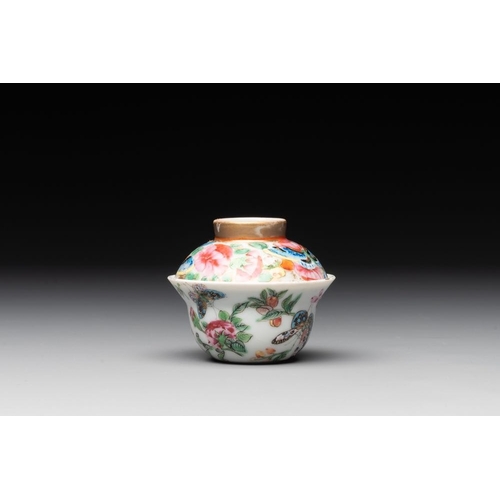 437 - A varied collection of 14 Chinese famille rose and monochrome wares, 19/20th C.H.: 54,5 cm (the larg... 