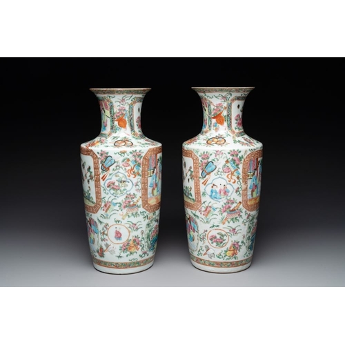 439 - A pair of Chinese Canton famille rose vases and two plates, 19th C.H.: 37,5 cm (the vases)Dia.: 25 c... 