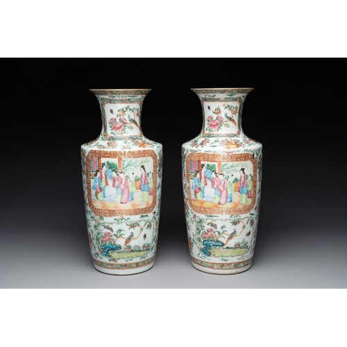 439 - A pair of Chinese Canton famille rose vases and two plates, 19th C.H.: 37,5 cm (the vases)Dia.: 25 c... 