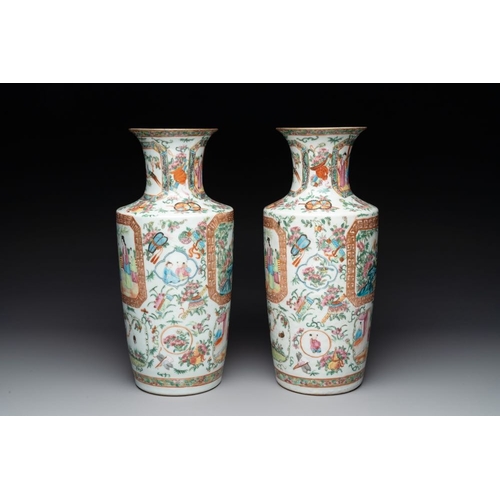 439 - A pair of Chinese Canton famille rose vases and two plates, 19th C.H.: 37,5 cm (the vases)Dia.: 25 c... 