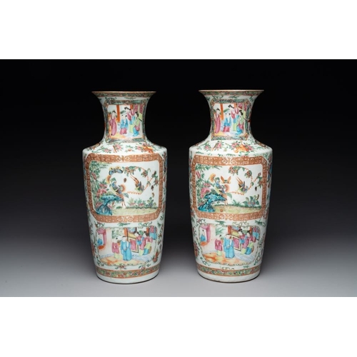 439 - A pair of Chinese Canton famille rose vases and two plates, 19th C.H.: 37,5 cm (the vases)Dia.: 25 c... 