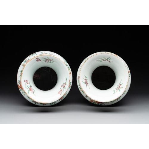 439 - A pair of Chinese Canton famille rose vases and two plates, 19th C.H.: 37,5 cm (the vases)Dia.: 25 c... 