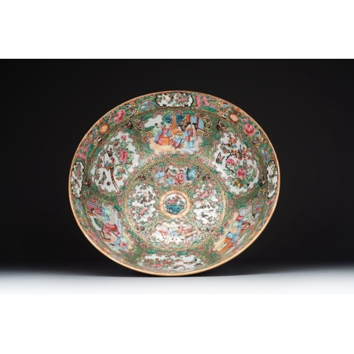 441 - A Chinese Canton famille rose reticulated basket and stand, a bowl and a dish, 19th C.Dia.: 29,4 cm ... 