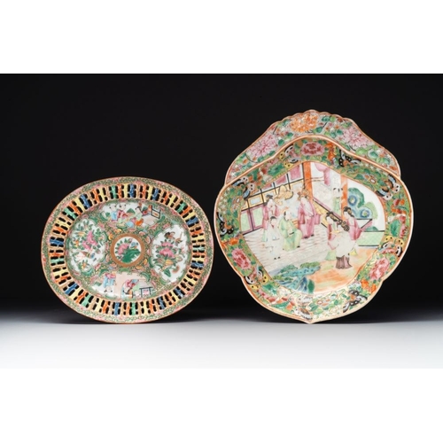 441 - A Chinese Canton famille rose reticulated basket and stand, a bowl and a dish, 19th C.Dia.: 29,4 cm ... 