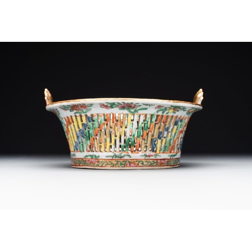 441 - A Chinese Canton famille rose reticulated basket and stand, a bowl and a dish, 19th C.Dia.: 29,4 cm ... 