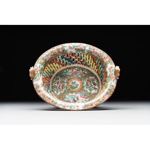 441 - A Chinese Canton famille rose reticulated basket and stand, a bowl and a dish, 19th C.Dia.: 29,4 cm ... 