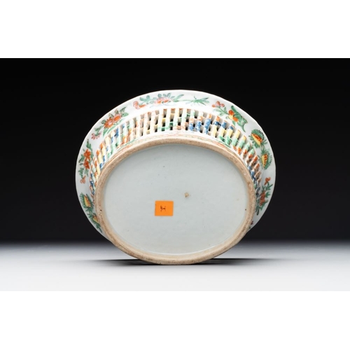 441 - A Chinese Canton famille rose reticulated basket and stand, a bowl and a dish, 19th C.Dia.: 29,4 cm ... 