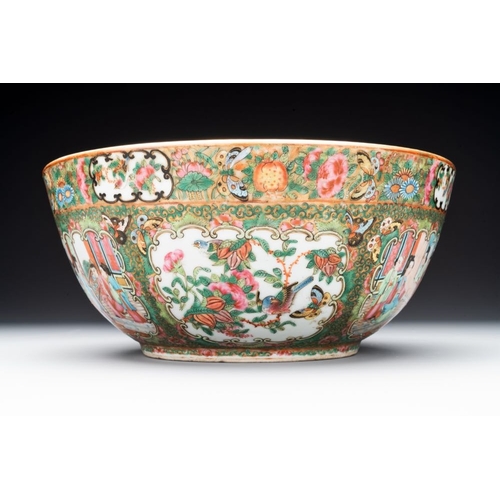 441 - A Chinese Canton famille rose reticulated basket and stand, a bowl and a dish, 19th C.Dia.: 29,4 cm ... 