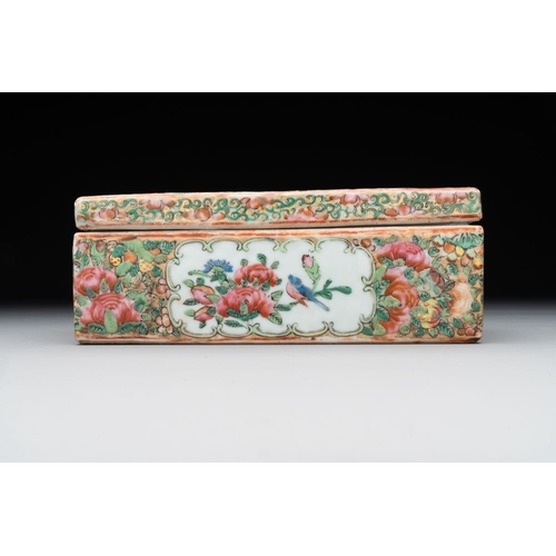 442 - Two Chinese Canton famille rose brush pots and two boxes and covers, 19th C.Dim.: 18,5 x 9,3 x 7 cm ... 