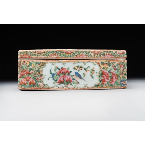 442 - Two Chinese Canton famille rose brush pots and two boxes and covers, 19th C.Dim.: 18,5 x 9,3 x 7 cm ... 