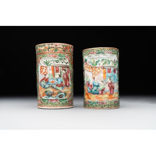 442 - Two Chinese Canton famille rose brush pots and two boxes and covers, 19th C.Dim.: 18,5 x 9,3 x 7 cm ... 