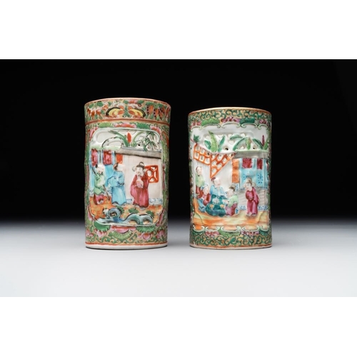 442 - Two Chinese Canton famille rose brush pots and two boxes and covers, 19th C.Dim.: 18,5 x 9,3 x 7 cm ... 