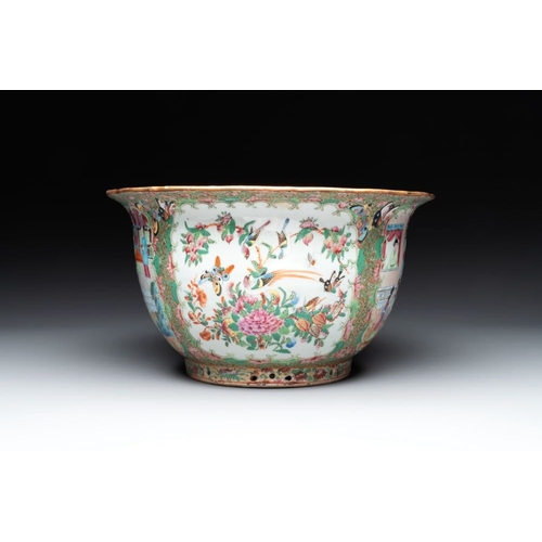 443 - A Chinese Canton famille rose jardiniere and stand with court scenes, 19th C.Dia.: 36 cm - H.: 24,5 ... 