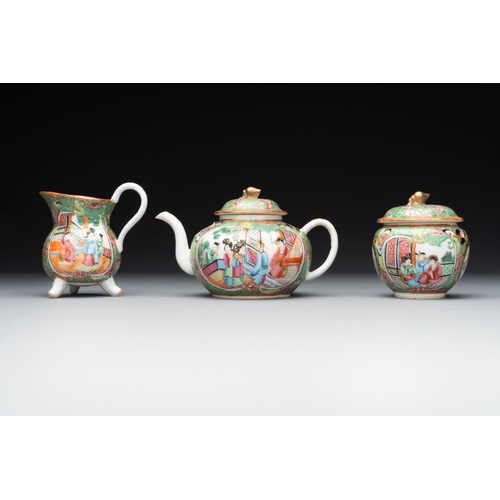 444 - A Chinese Canton famille rose four-piece tea service, 19th C.L.: 15,5 cm - H.: 9,5 cm (the teapot, i... 