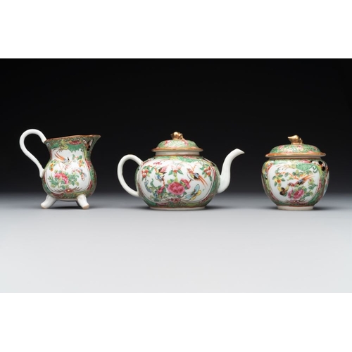 444 - A Chinese Canton famille rose four-piece tea service, 19th C.L.: 15,5 cm - H.: 9,5 cm (the teapot, i... 