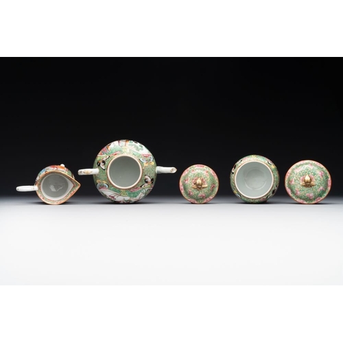 444 - A Chinese Canton famille rose four-piece tea service, 19th C.L.: 15,5 cm - H.: 9,5 cm (the teapot, i... 