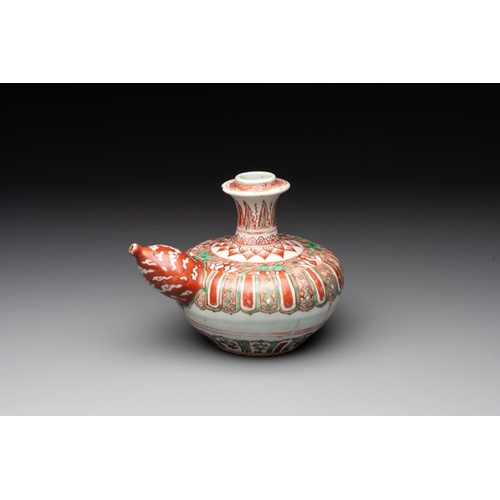 45 - A Chinese Swatow green- and red-enamelled kendi with ornamental design, MingH.: 15 cm... 