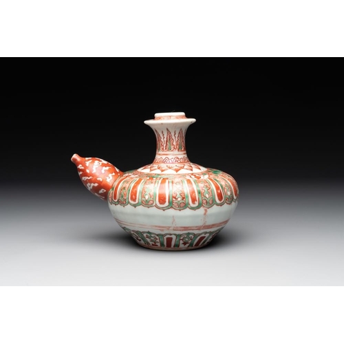 45 - A Chinese Swatow green- and red-enamelled kendi with ornamental design, MingH.: 15 cm... 