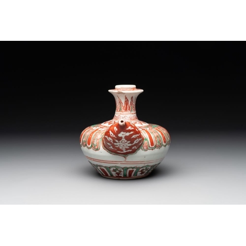 45 - A Chinese Swatow green- and red-enamelled kendi with ornamental design, MingH.: 15 cm... 