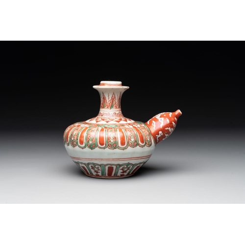 45 - A Chinese Swatow green- and red-enamelled kendi with ornamental design, MingH.: 15 cm... 