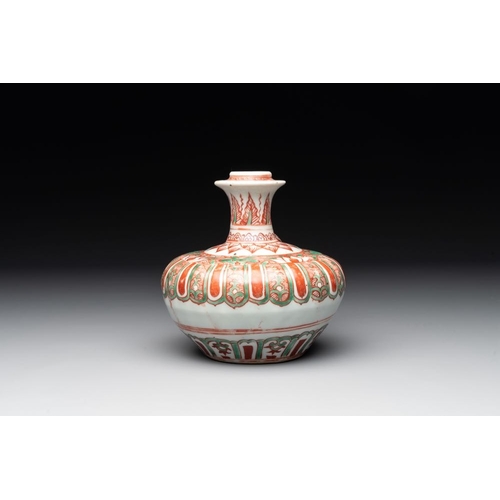 45 - A Chinese Swatow green- and red-enamelled kendi with ornamental design, MingH.: 15 cm... 