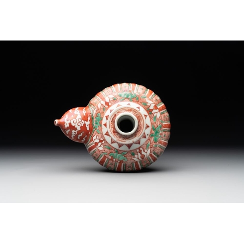 45 - A Chinese Swatow green- and red-enamelled kendi with ornamental design, MingH.: 15 cm... 