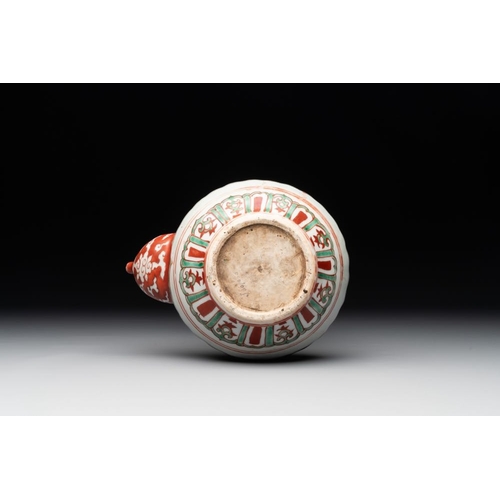 45 - A Chinese Swatow green- and red-enamelled kendi with ornamental design, MingH.: 15 cm... 