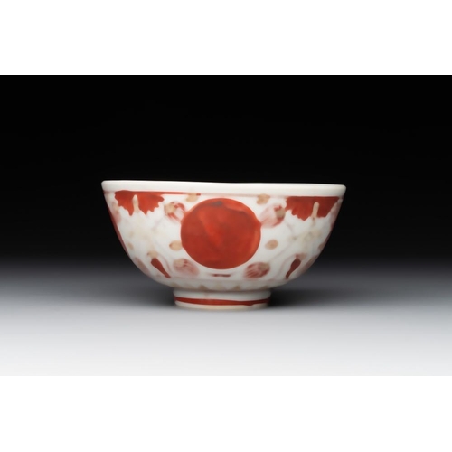 46 - A Chinese iron-red, blue and white 'kinrande' bowl for the Japanese market, MingDia.: 10,5 cm -H.: 5... 