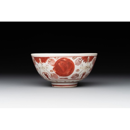 46 - A Chinese iron-red, blue and white 'kinrande' bowl for the Japanese market, MingDia.: 10,5 cm -H.: 5... 