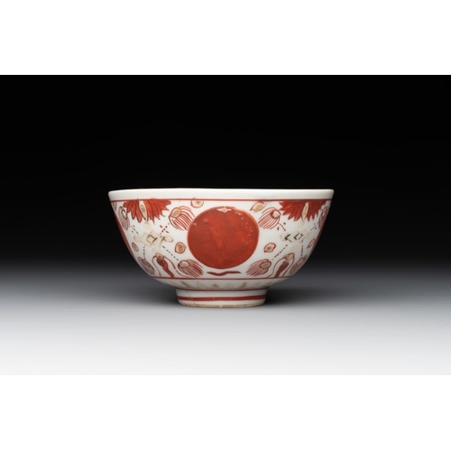 46 - A Chinese iron-red, blue and white 'kinrande' bowl for the Japanese market, MingDia.: 10,5 cm -H.: 5... 