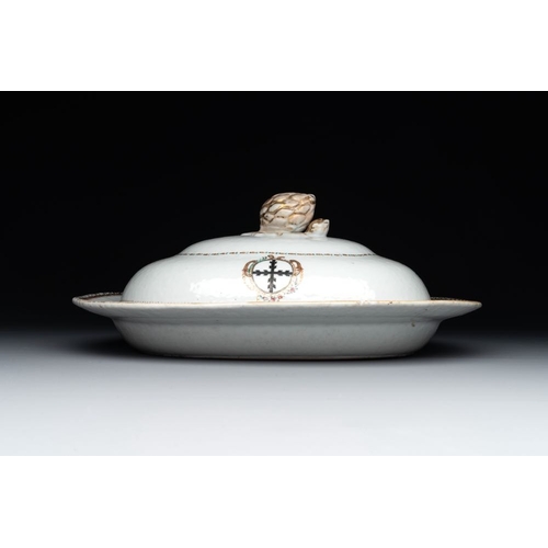 460 - A Chinese export famille rose covered tureen and an oval dish with strainer, JiaqingDim.: 41 x 34,1 ... 