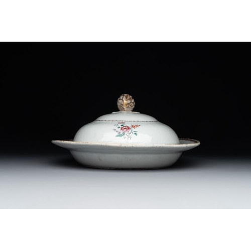 460 - A Chinese export famille rose covered tureen and an oval dish with strainer, JiaqingDim.: 41 x 34,1 ... 