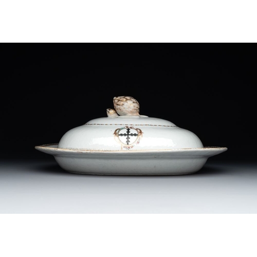 460 - A Chinese export famille rose covered tureen and an oval dish with strainer, JiaqingDim.: 41 x 34,1 ... 