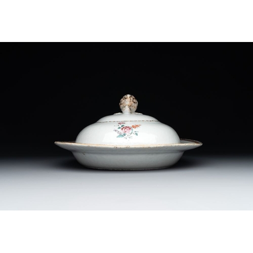 460 - A Chinese export famille rose covered tureen and an oval dish with strainer, JiaqingDim.: 41 x 34,1 ... 