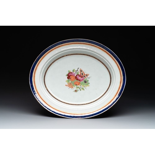 460 - A Chinese export famille rose covered tureen and an oval dish with strainer, JiaqingDim.: 41 x 34,1 ... 